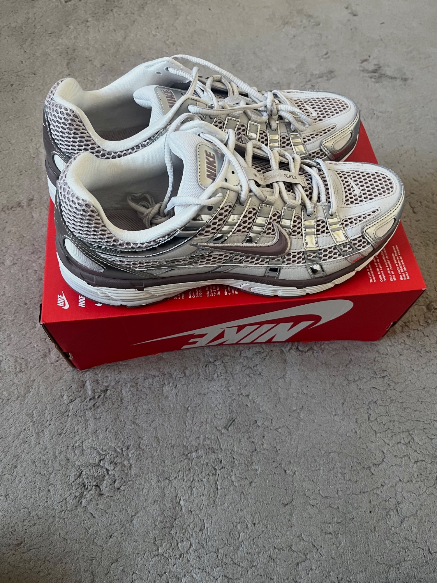 Baskets Nike P-6000 taille 44.5 argentées et marron