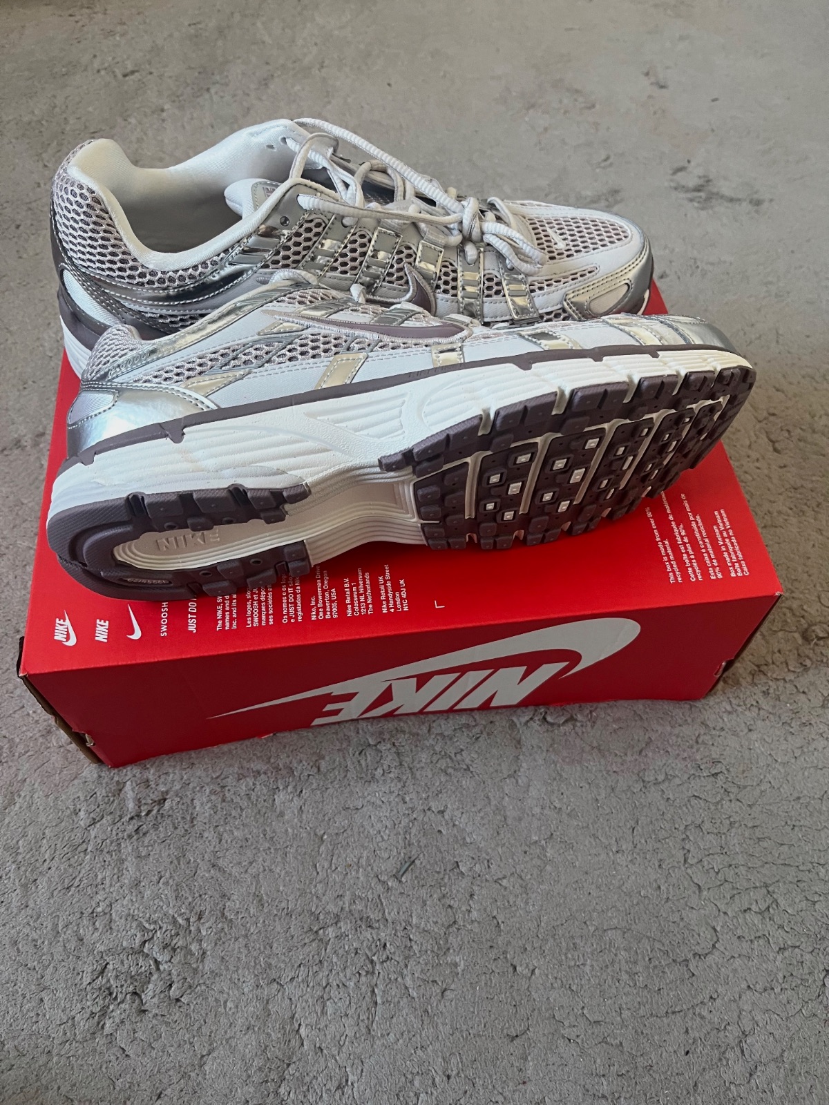Baskets Nike P-6000 taille 44.5 argentées et marron – Nike – taille EU 44 4