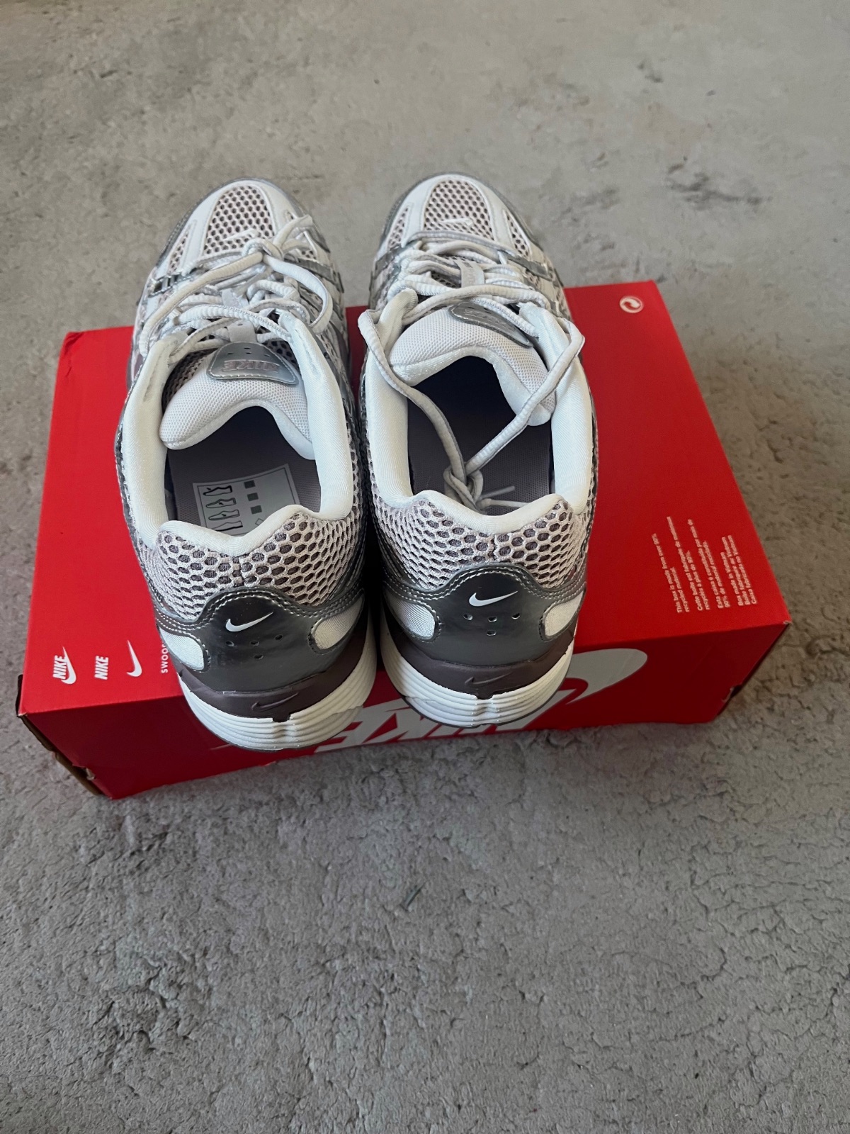 Baskets Nike P-6000 taille 44.5 argentées et marron – Nike – taille EU 44 2