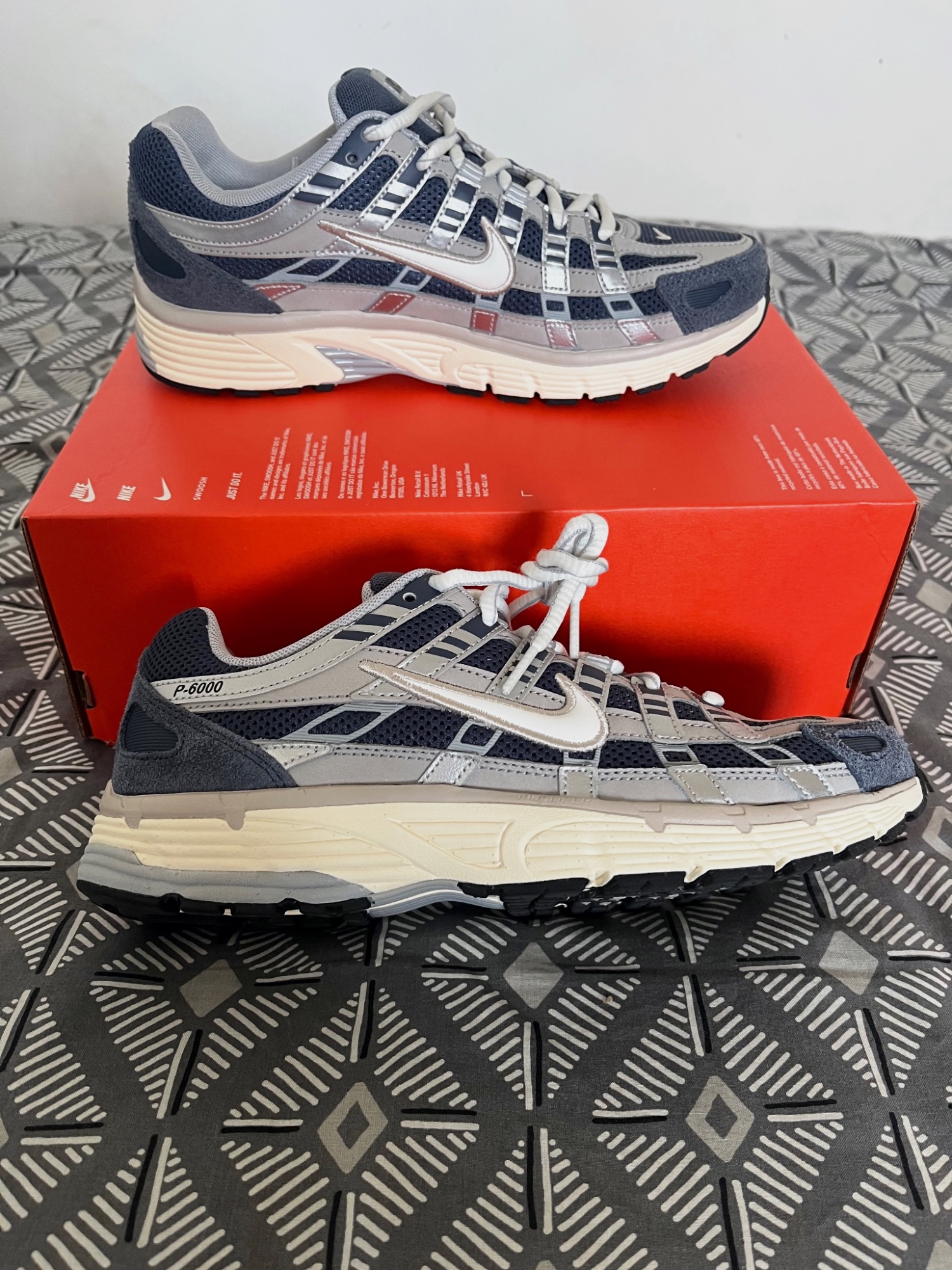 Baskets Nike P-6000 taille 40.5 grises et bleues