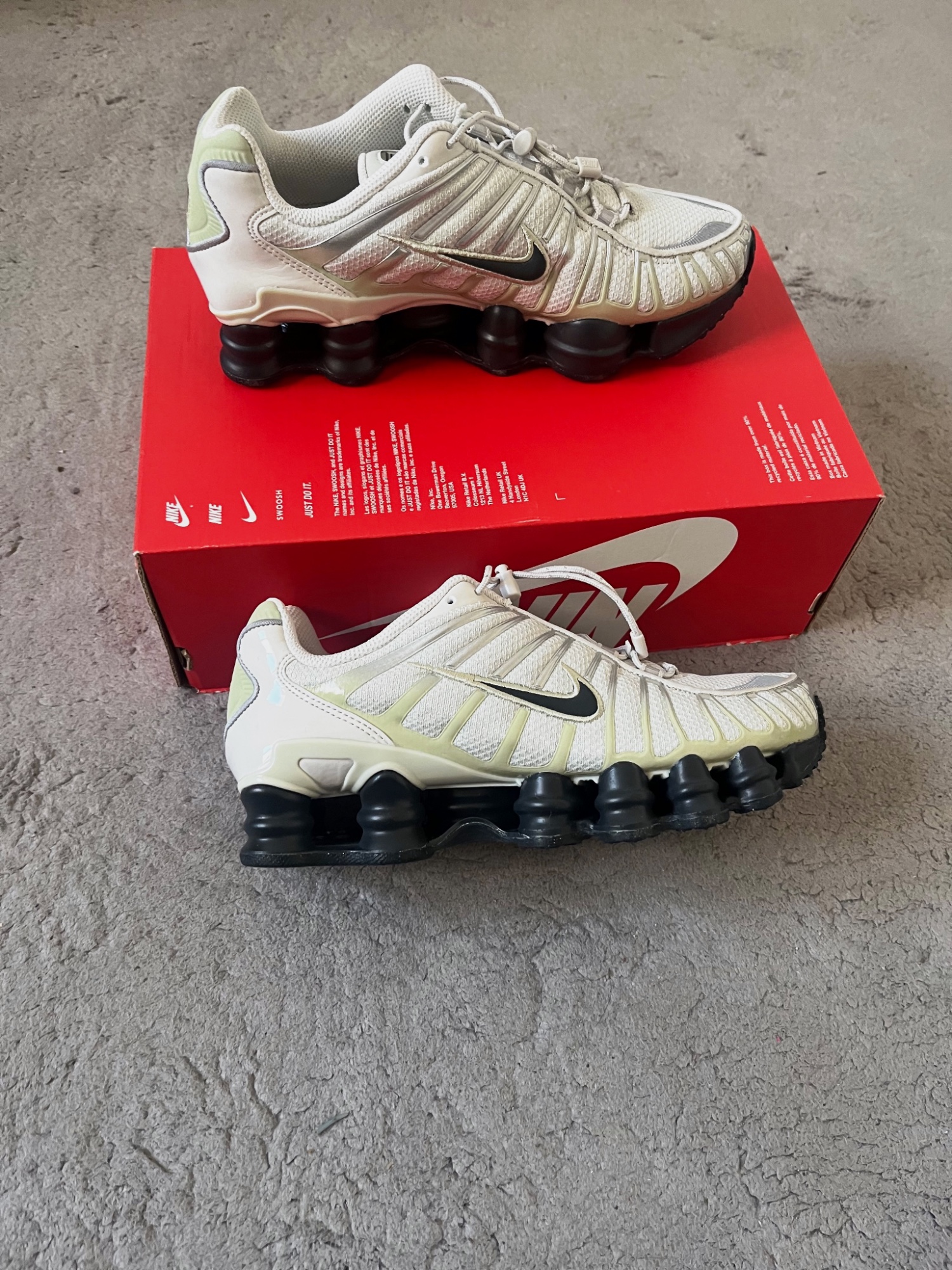 Baskets Nike Shox TL beige et noir