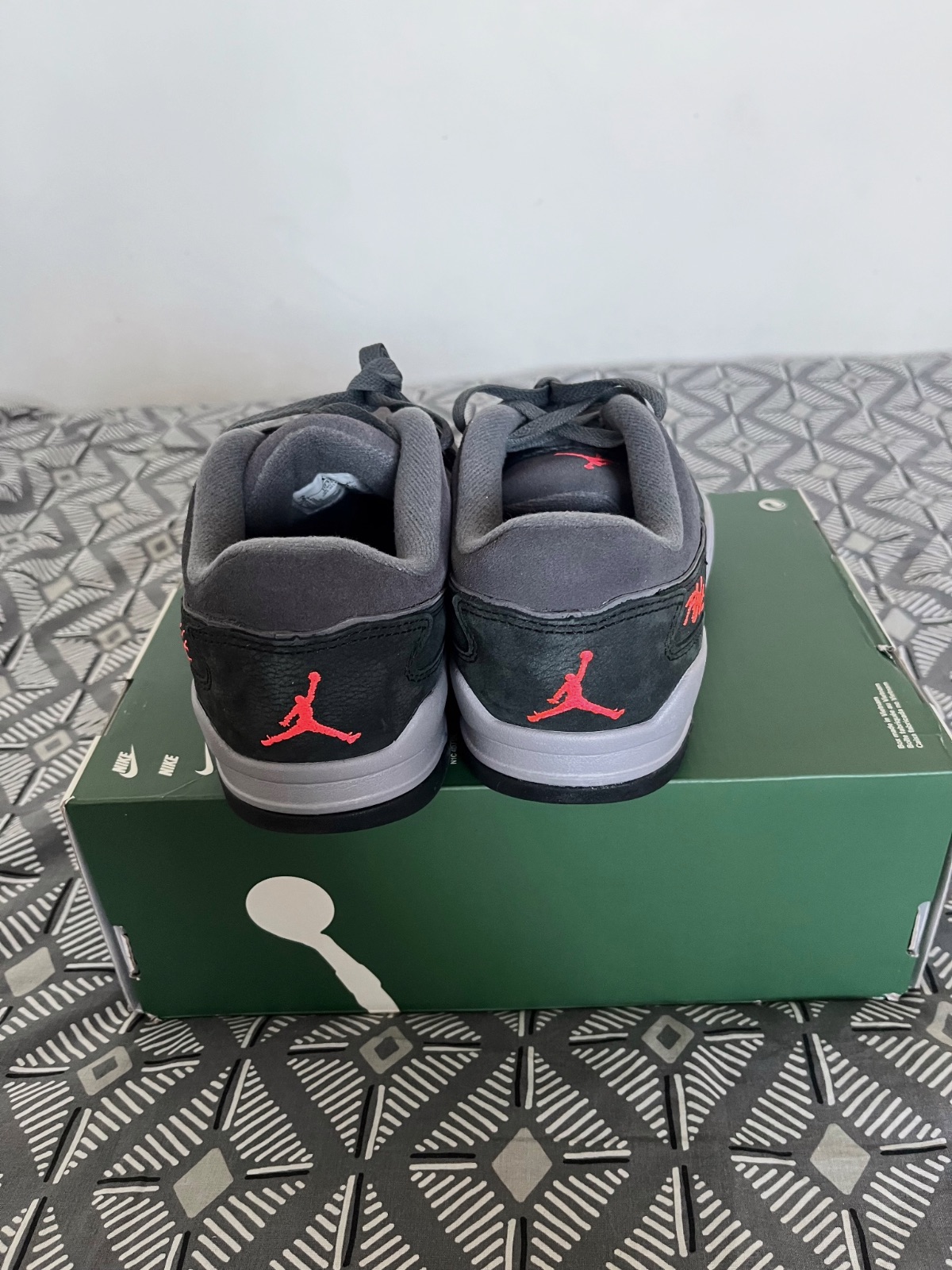 Baskets Jordan Flight Remix grises et rouges – Jordan – taille EU 41 2