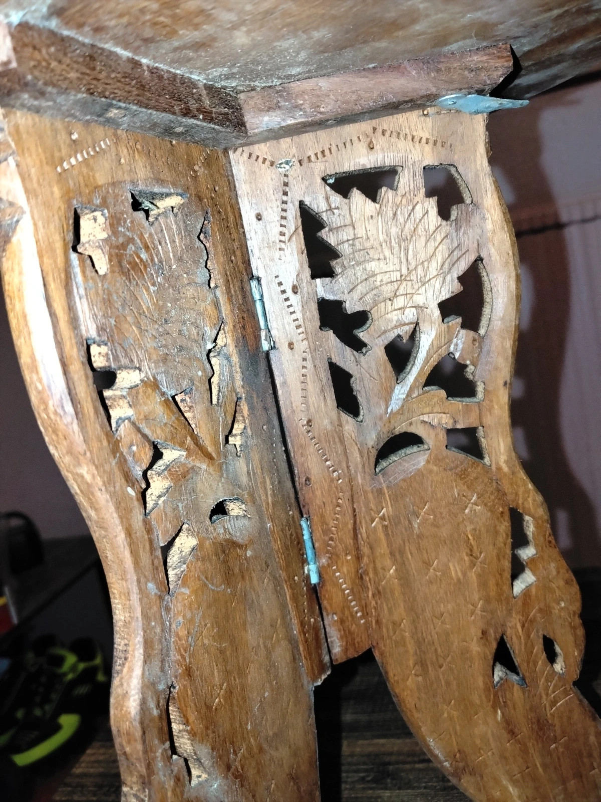 Petite table d'appoint bois sculpté indien vintage 5