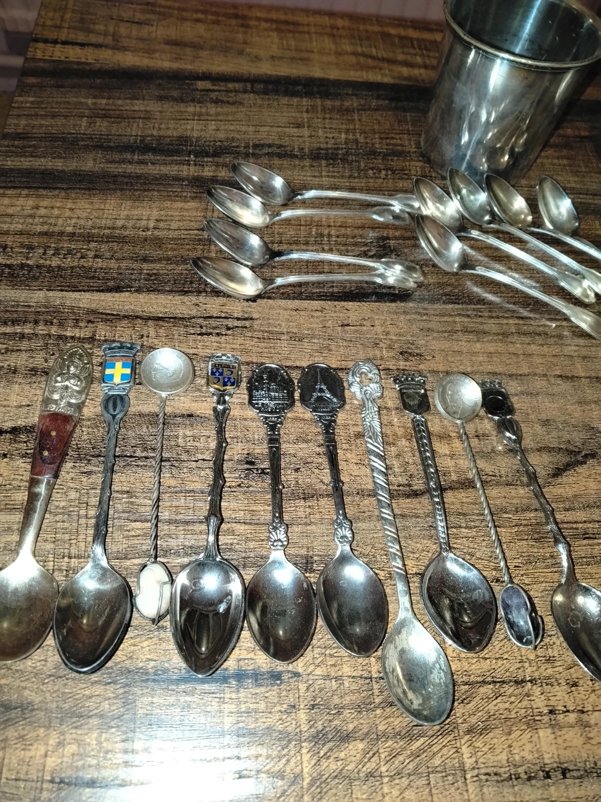 Gros lot collection cuillères souvenir du monde, grand pichet ciselé & timbale 3