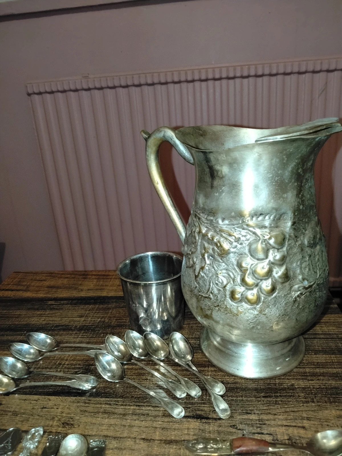 Gros lot collection cuillères souvenir du monde, grand pichet ciselé & timbale 5