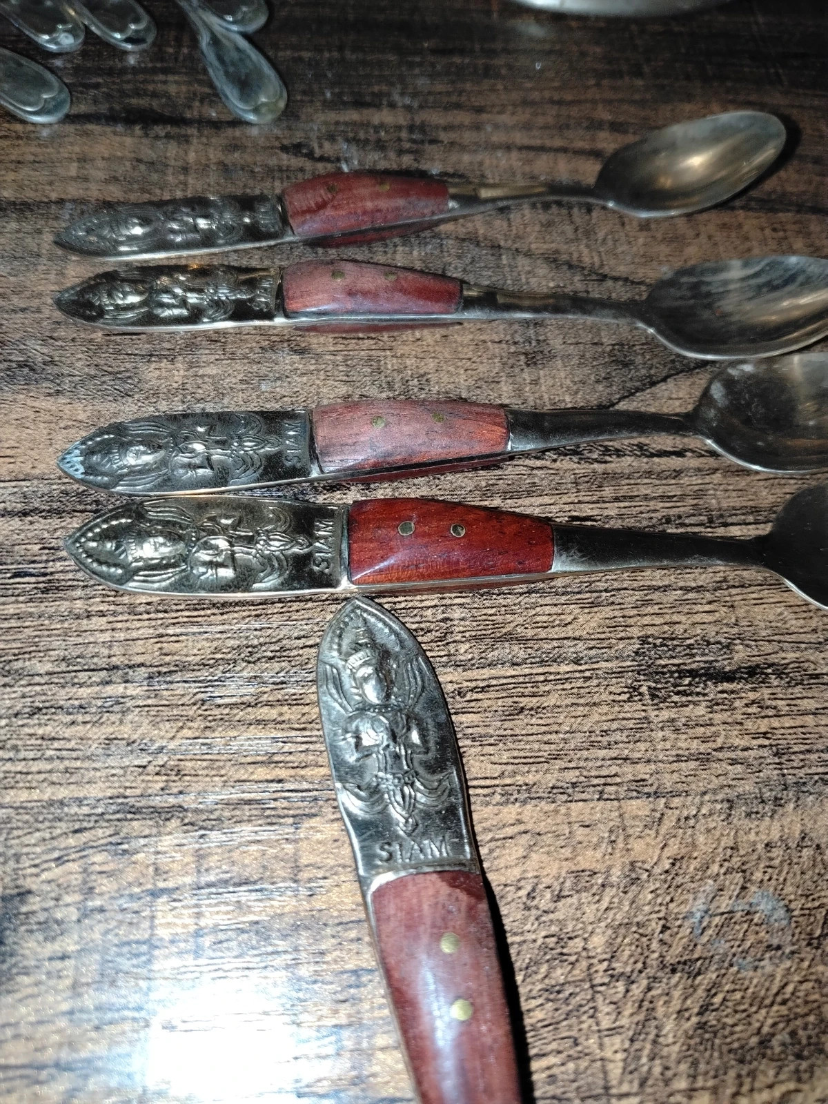 Gros lot collection cuillères souvenir du monde, grand pichet ciselé & timbale 4