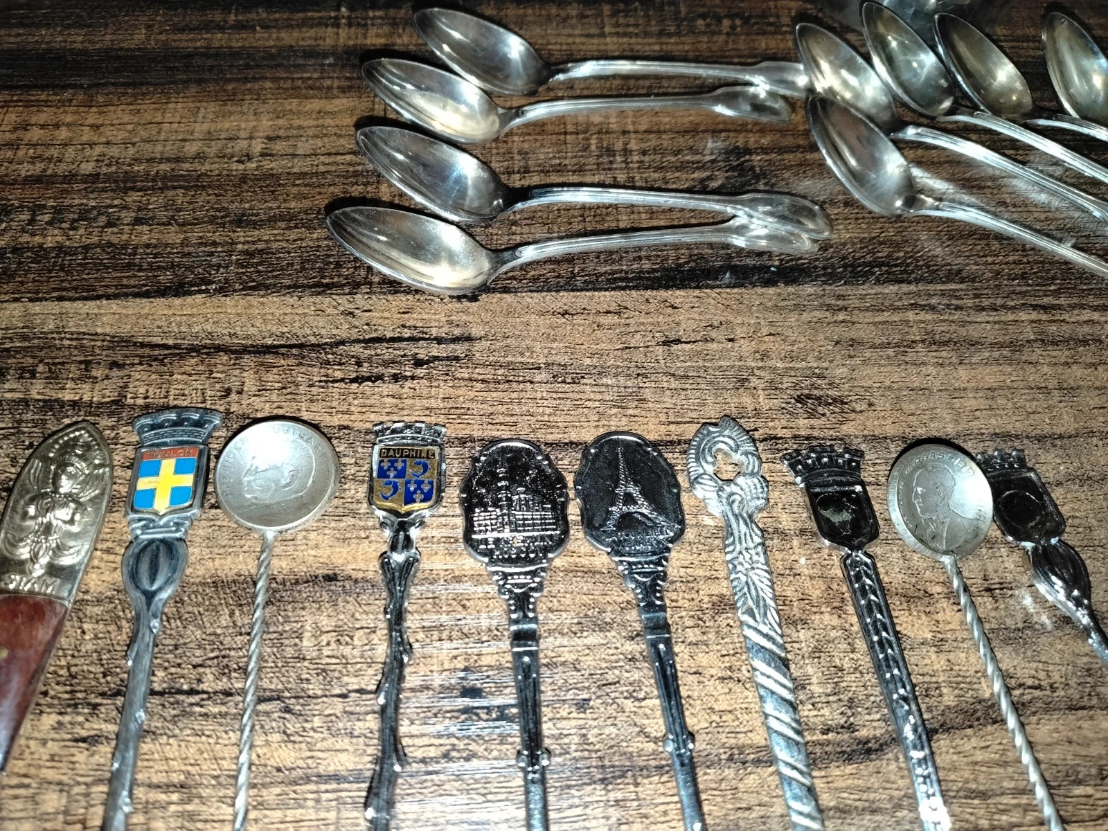 Gros lot collection cuillères souvenir du monde, grand pichet ciselé & timbale 2