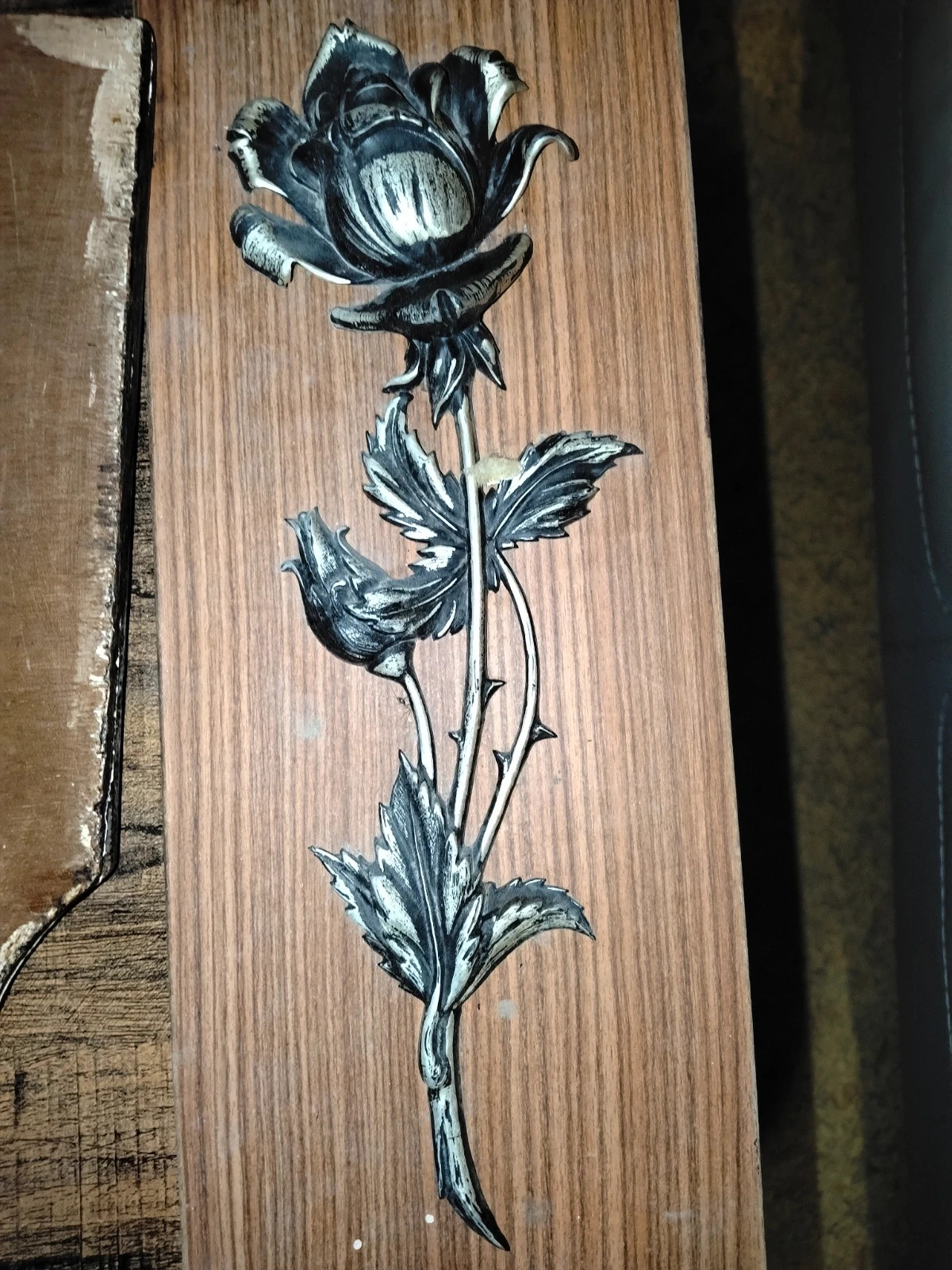Lot Vintage 1954 : Retable d'Issenheim (Colmar), Flûte en bois sculpté & Rose en étain d'art – Fait Main 5