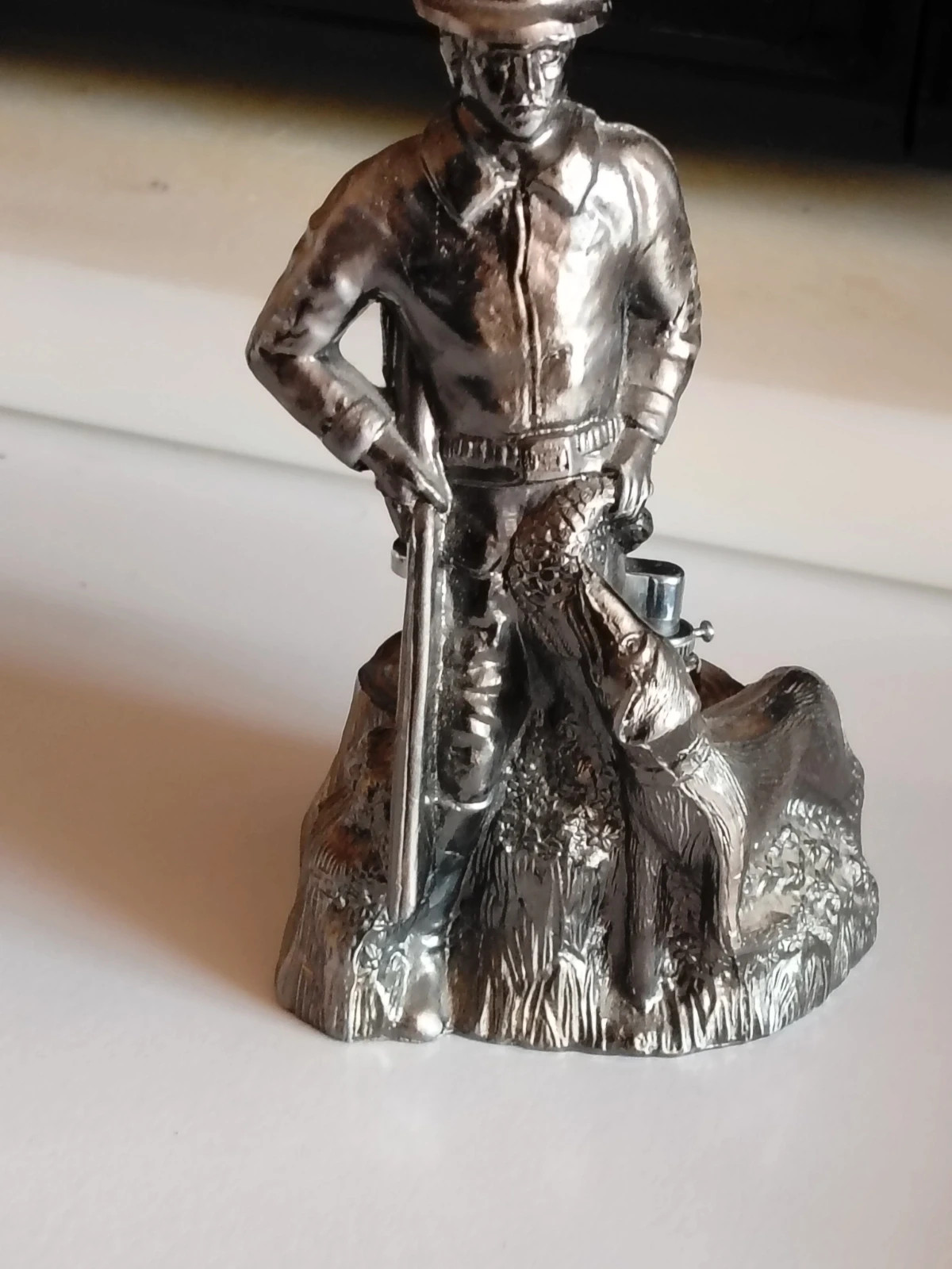 Lot de 2 statuettes vintage – Le Baiser de Rodin & Chasseur en métal 2