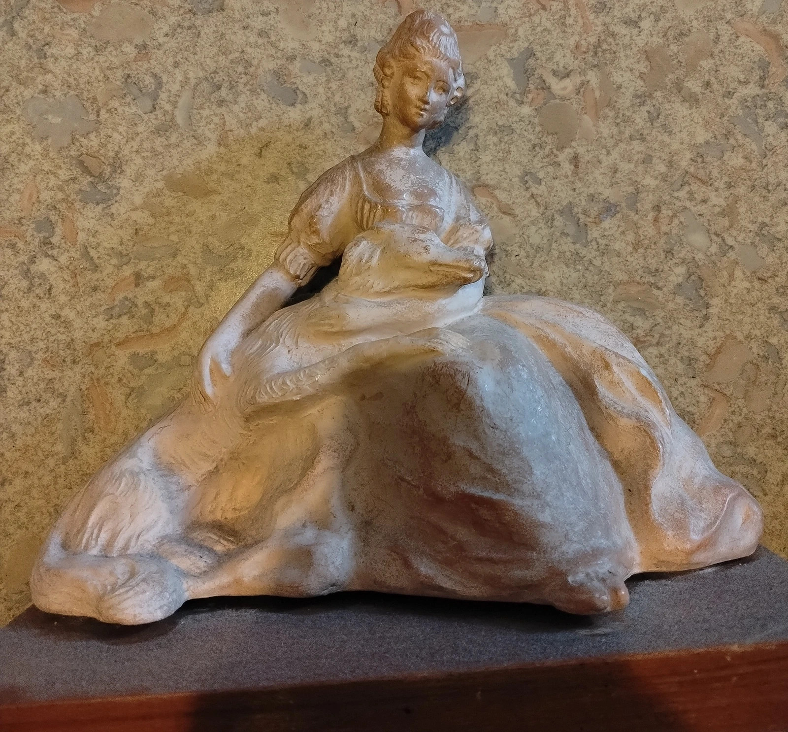 Statuette ancienne en terre cuite – Élégante au chien / Art Déco 2