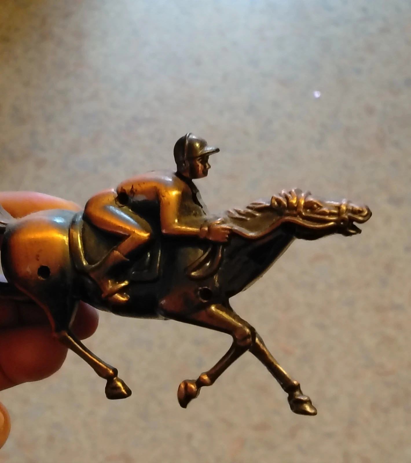 Sculpture vintage jockey sur son cheval de course en métal