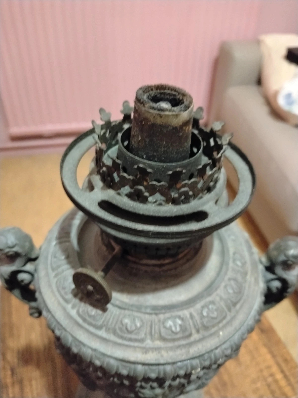 Rare Lampe à Pétrole Néo-Renaissance en Fonte d'Art – Frise Chérubins / Putti Musiciens – XIXe – Antik 3