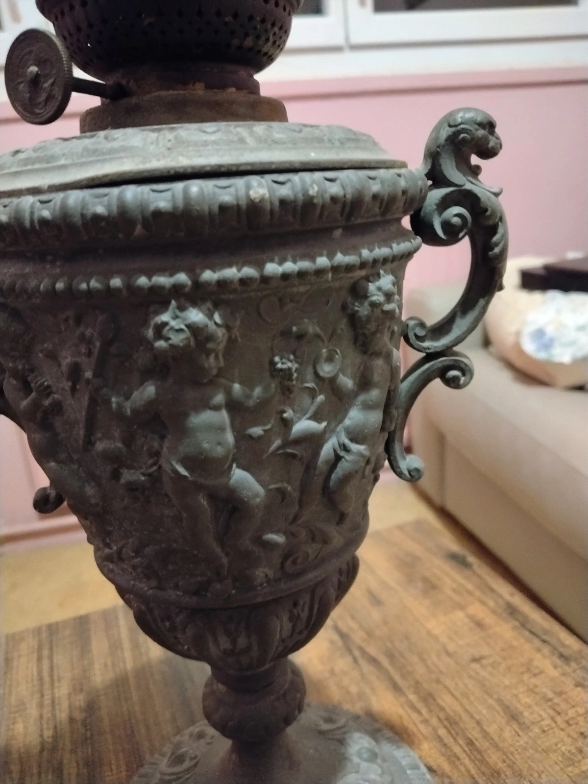 Rare Lampe à Pétrole Néo-Renaissance en Fonte d'Art – Frise Chérubins / Putti Musiciens – XIXe – Antik 2