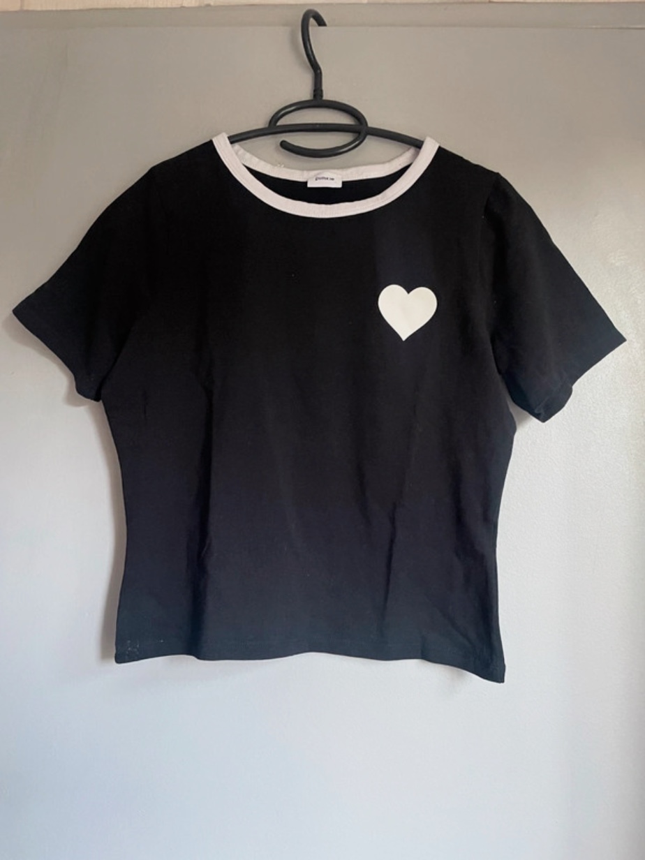 T-shirt noir Pimkie à liseré blanc et cœur – Taille S – Pimkie – taille S