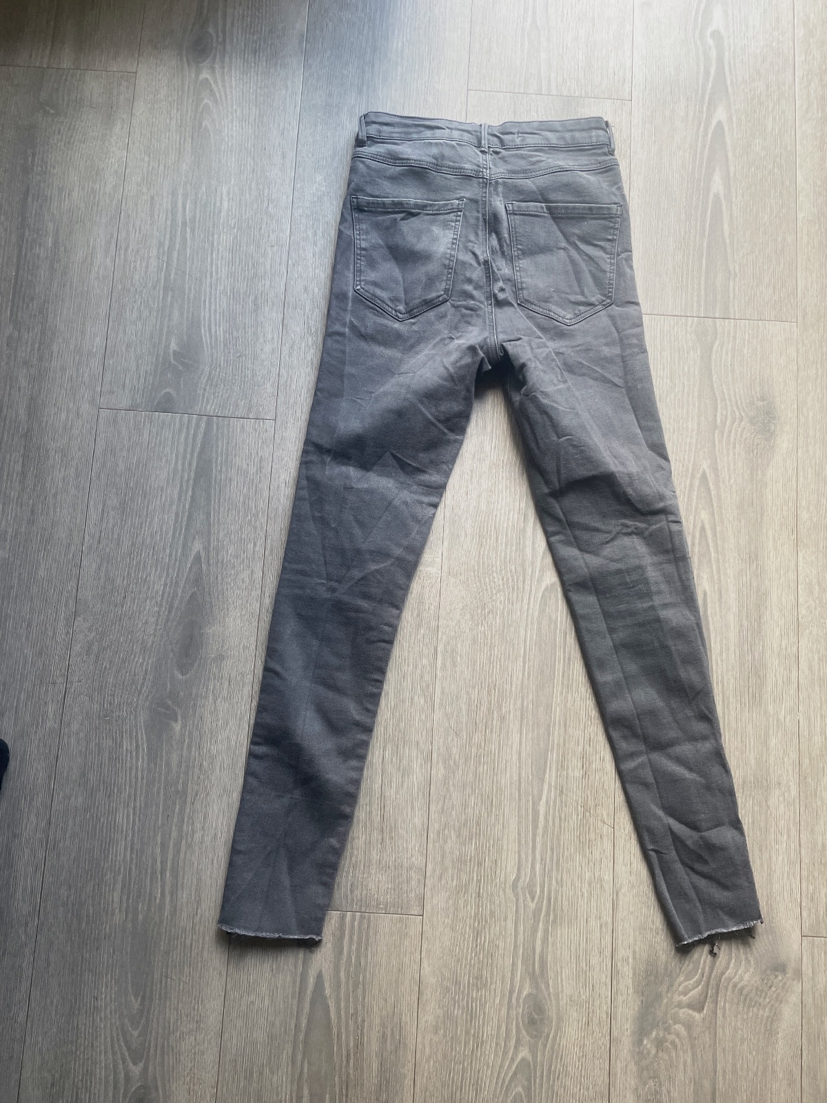 Jean skinny gris foncé Zara taille 34 avec bandes bordeaux – Zara – taille 34 2