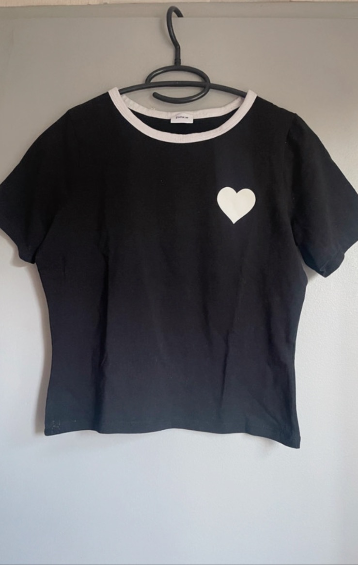 T-shirt noir Pimkie à liseré blanc et cœur – Taille S – Pimkie – taille S 2
