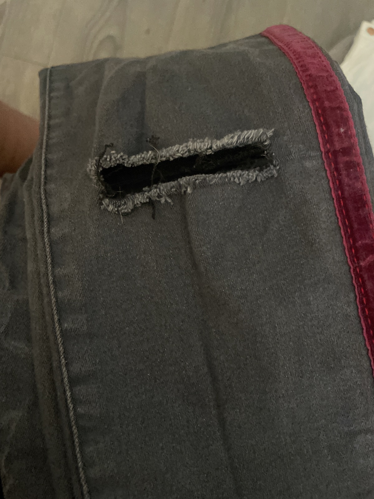 Jean skinny gris foncé Zara taille 34 avec bandes bordeaux – Zara – taille 34 3