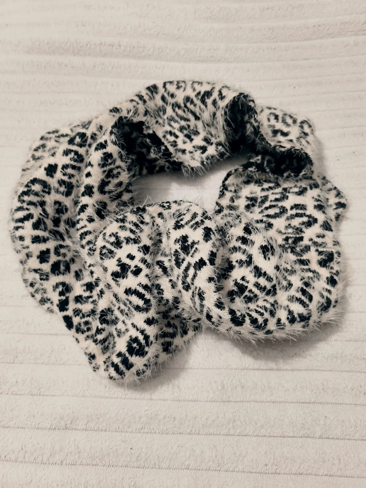 Écharpe tube Snood noir et blanc motif léopard réversible Camaïeu 65×30