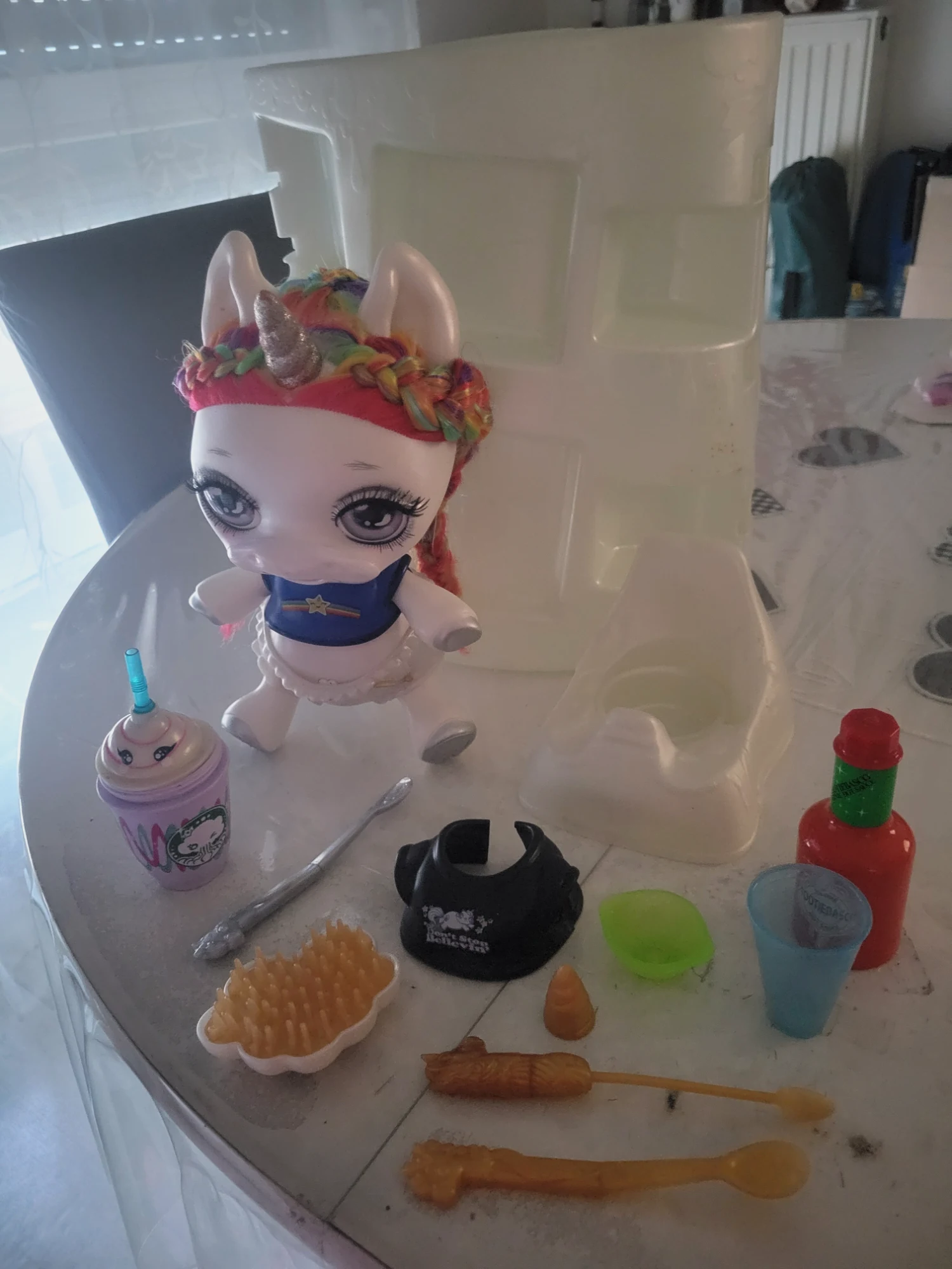 Licorne poopsie avec accessoires et sa boîte de transport