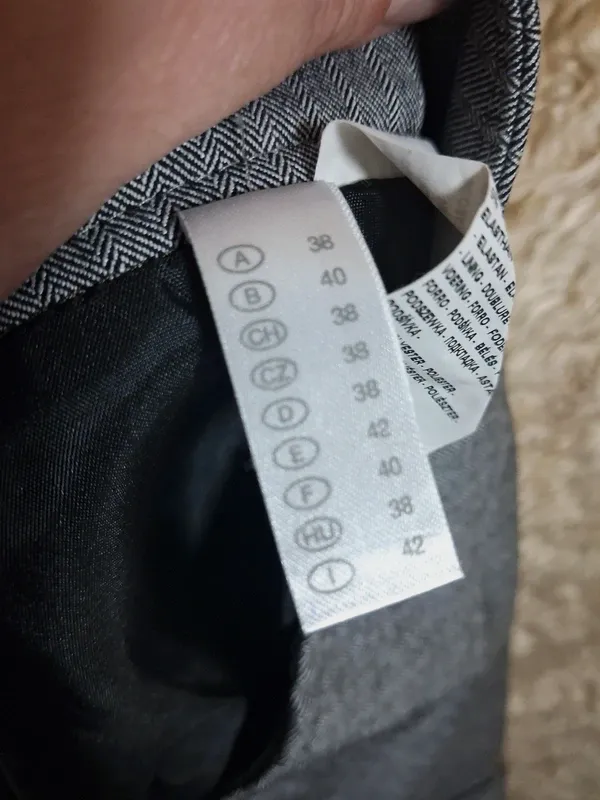 Jupe Yessica grise taille 40 à plis et boutons, motif chevrons – yessica – taille 40 4