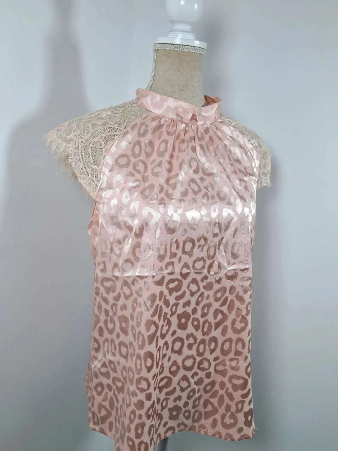 Top Satiné Rose Pâle Léopard Shein – Col Haut & Détails Dentelle – Taille L (40/42) – Shein – taille L / 40 / 12 2