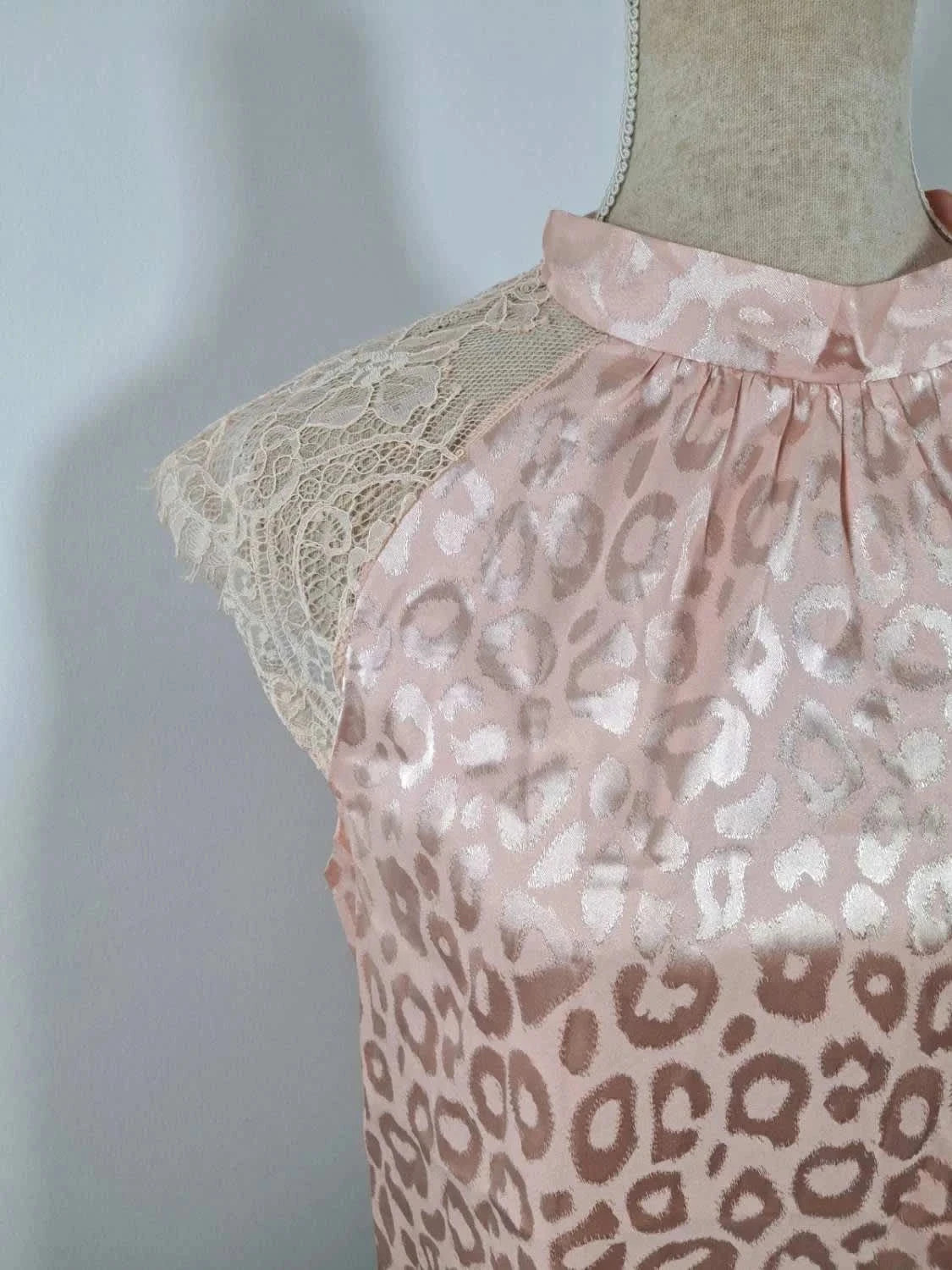Top Satiné Rose Pâle Léopard Shein – Col Haut & Détails Dentelle – Taille L (40/42) – Shein – taille L / 40 / 12 3