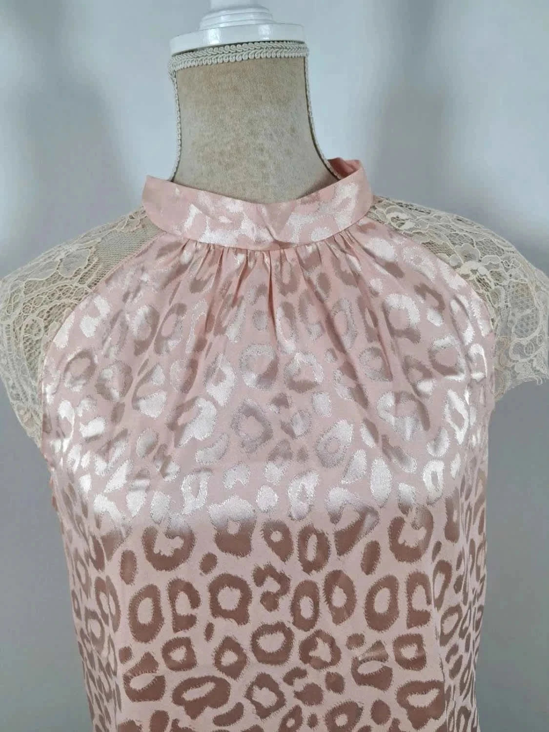 Top Satiné Rose Pâle Léopard Shein – Col Haut & Détails Dentelle – Taille L (40/42) – Shein – taille L / 40 / 12 4