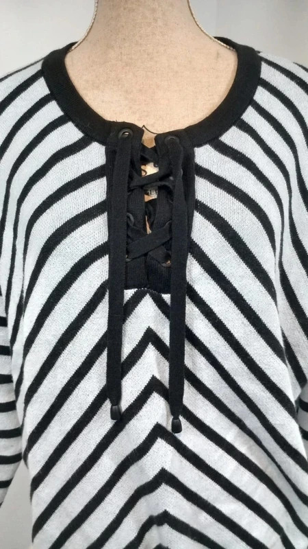 Scottage Pull Femme T5 Rayé Noir Clair Chevron Métallisé Laçage Col Lace-Up Chic Tendance – Scottage – taille 4XL / 48 / 20 3