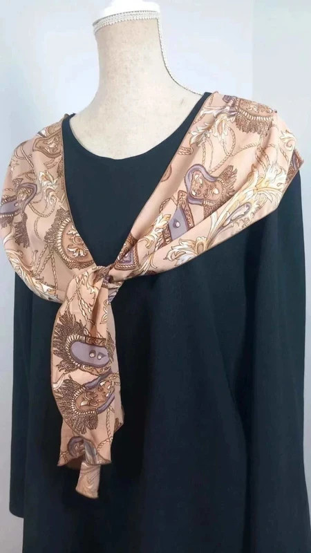 Actuelle Pull Tunique T54 Noir Ample Foulard Intégré Baroque Chaînes Vintage Chic