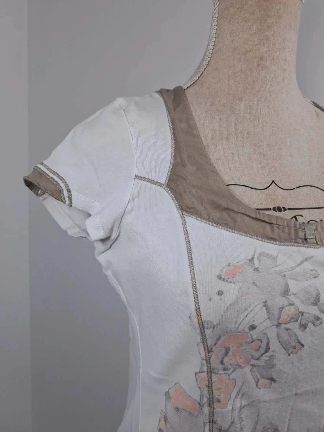 Haut Blanc et Beige Imprimé Fleurs et Papillon Style Rétro Romantique Y2K Taille 1 36 – Ellamode – taille S / 36 / 8 5