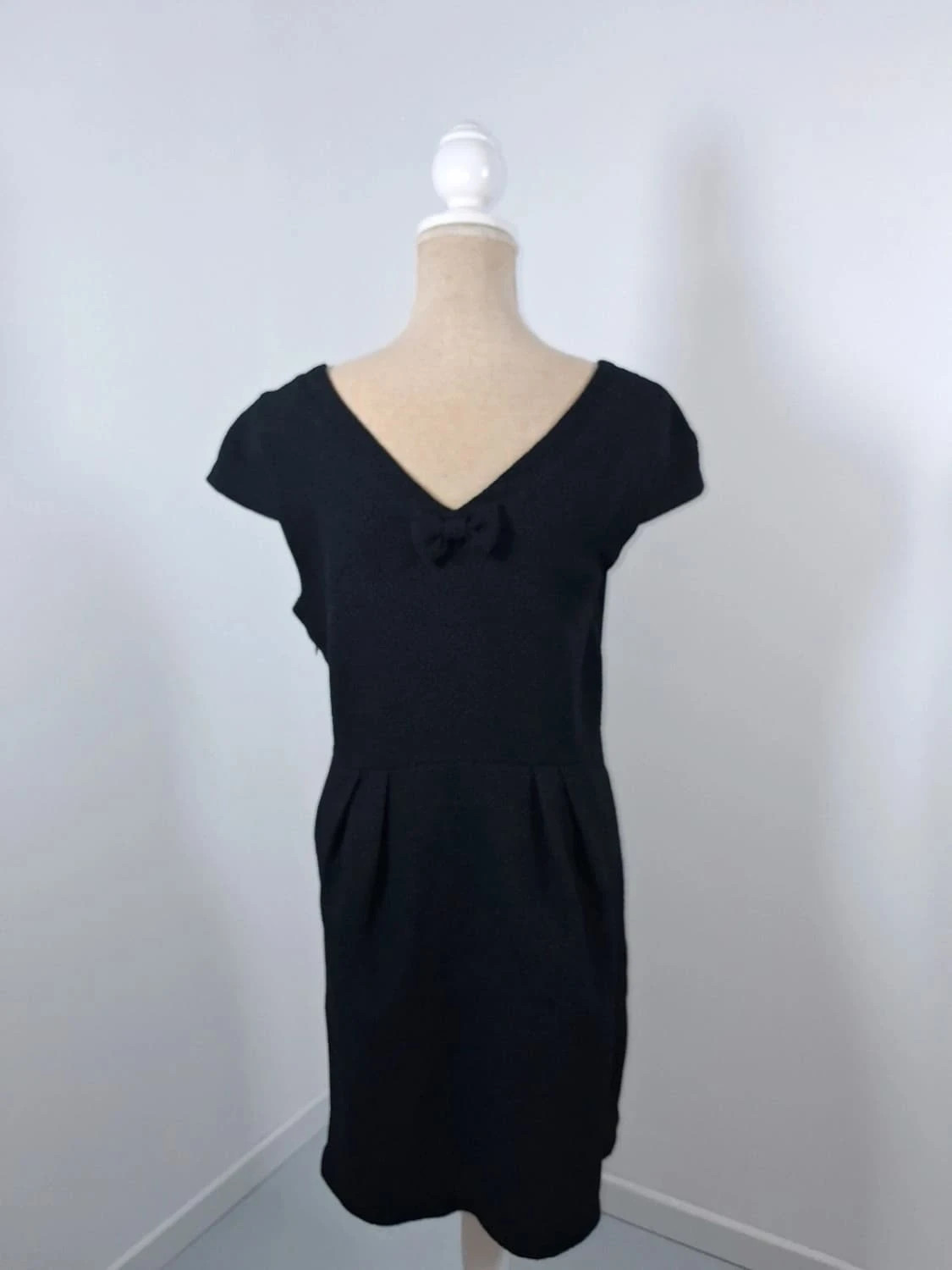 Robe noire texturée Camaïeu – Décolleté V au dos avec nœud – Taille 38