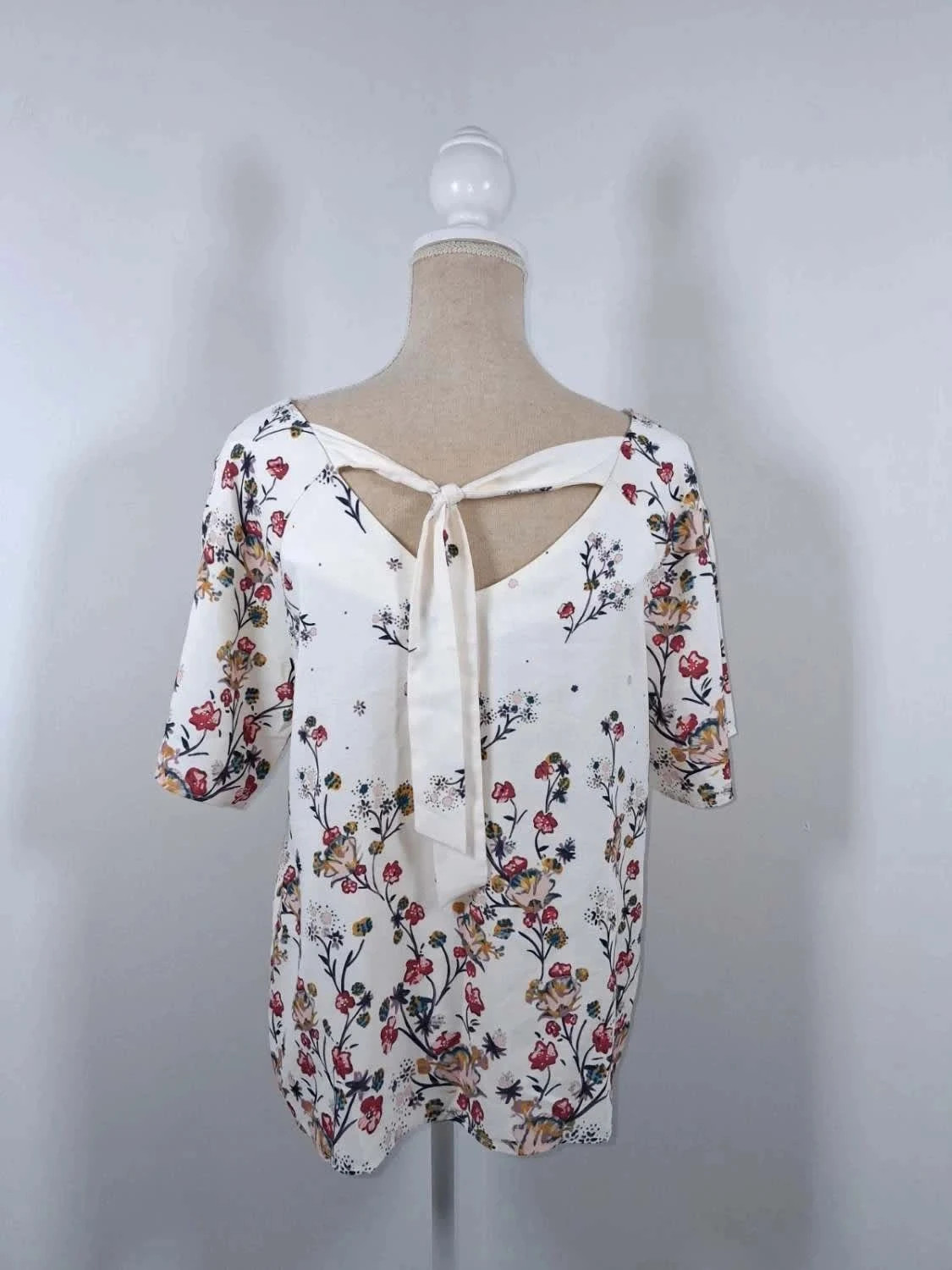 Blouse Fluide Fleurie Crème – Dos Nu à Nouer Élégant – Taille 44 (XL) – Tendance – taille XXL / 44 / 16 5