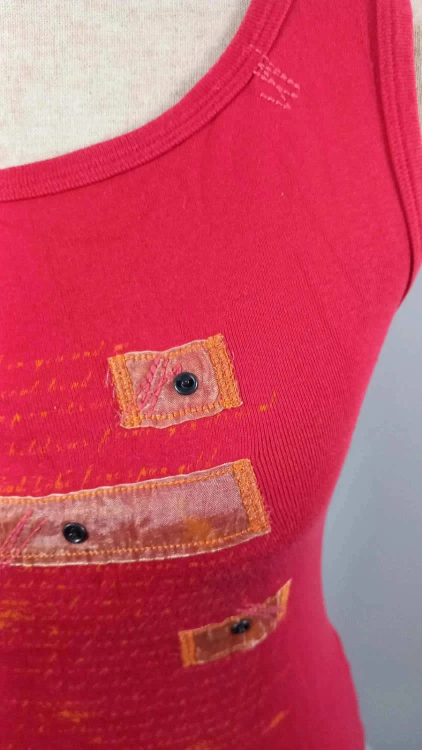 Top Débardeur Rouge Coquelicot – Détails Patchs & Écritures – T2 – Très Bon État – Cache Cache – taille M / 38 / 10 4