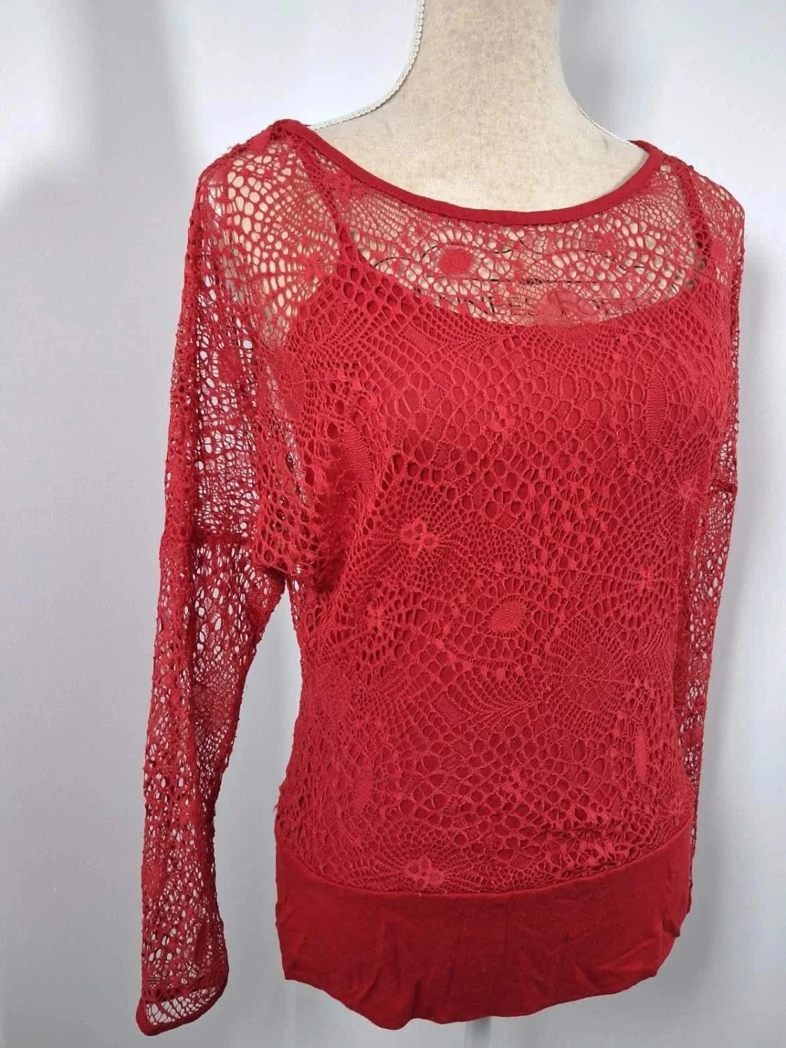 Haut rouge en dentelle / résille Mim – Manches longues taille 38/40 – Mim – taille M / 38 / 10 2