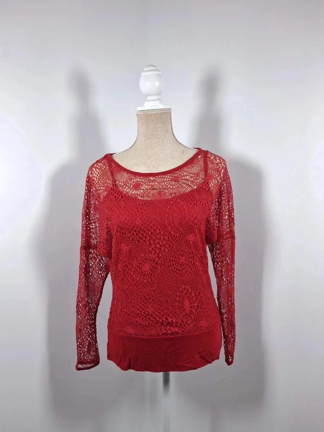 Haut rouge en dentelle / résille Mim – Manches longues taille 38/40