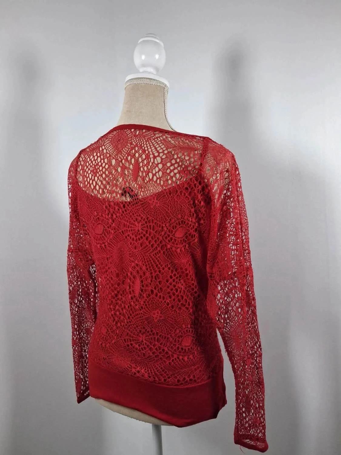 Haut rouge en dentelle / résille Mim – Manches longues taille 38/40 – Mim – taille M / 38 / 10 5