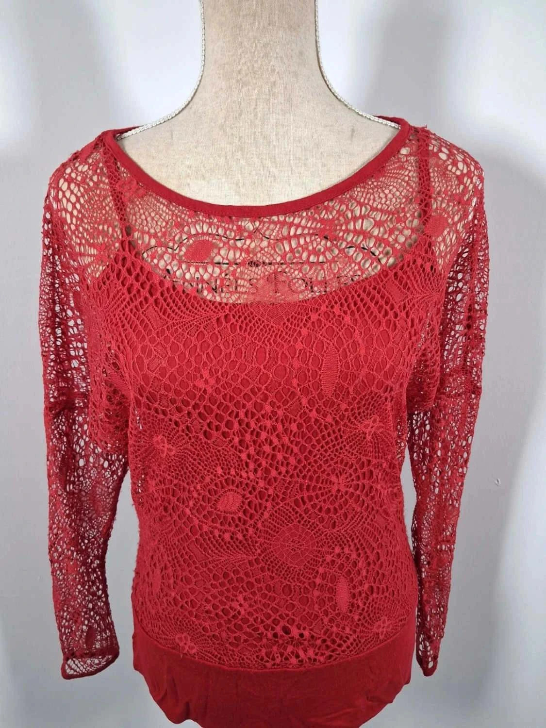 Haut rouge en dentelle / résille Mim – Manches longues taille 38/40 – Mim – taille M / 38 / 10 3