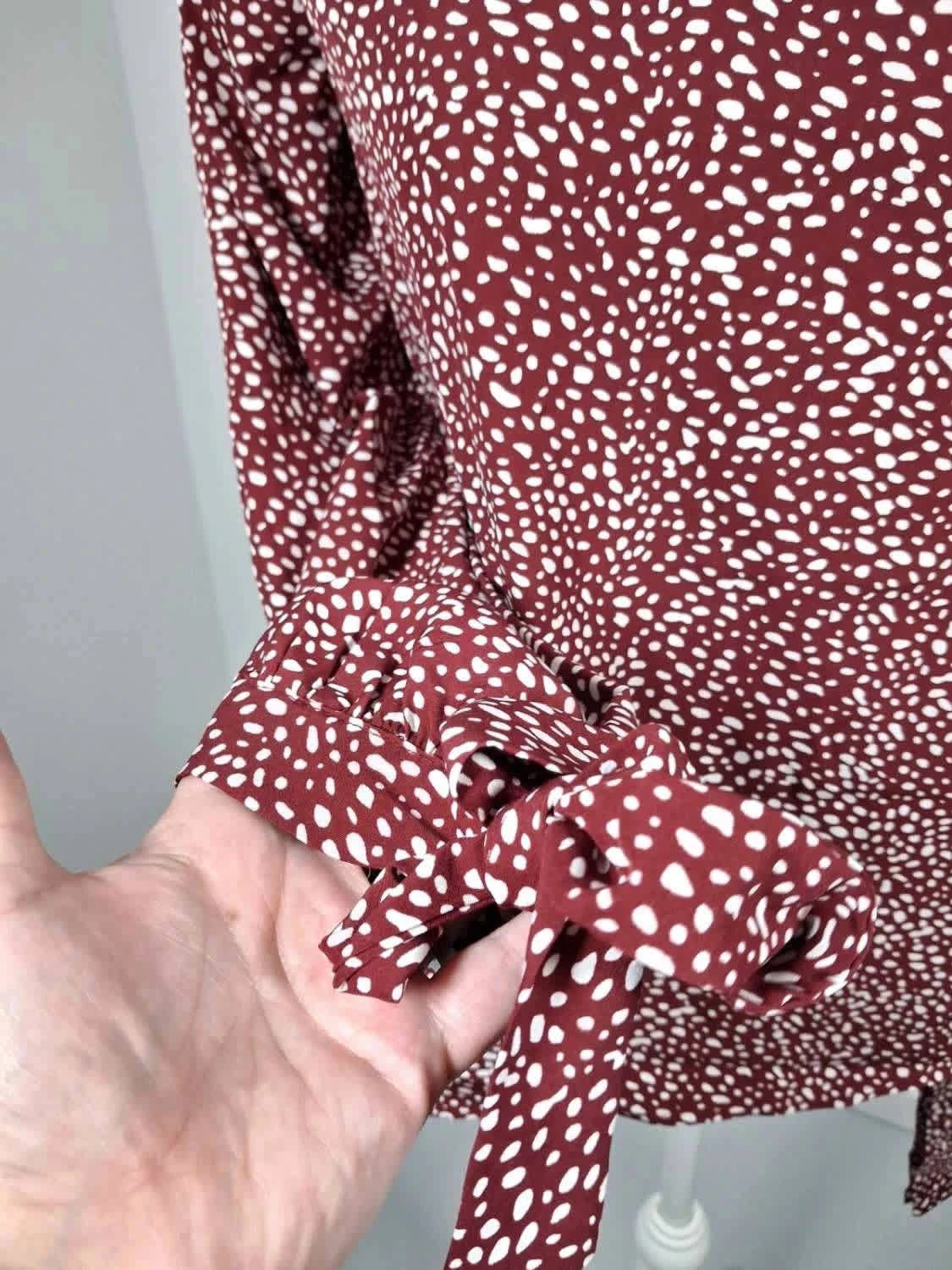 Blouse bordeaux à pois Shein – Col V & Manches nouées – Taille XS (34) – Shein – taille XS / 34 / 6 4