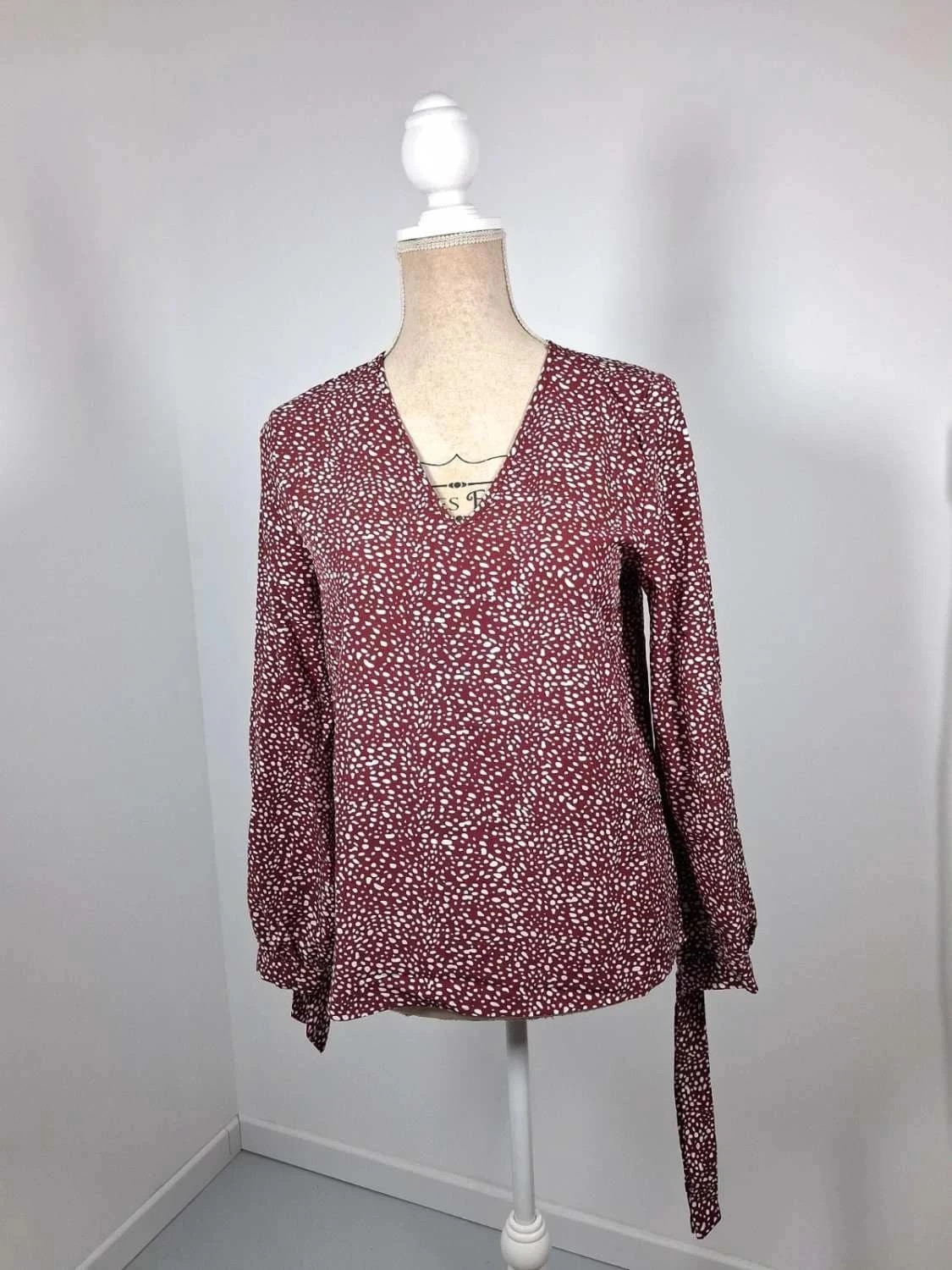 Blouse bordeaux à pois Shein – Col V & Manches nouées – Taille XS (34) – Shein – taille XS / 34 / 6