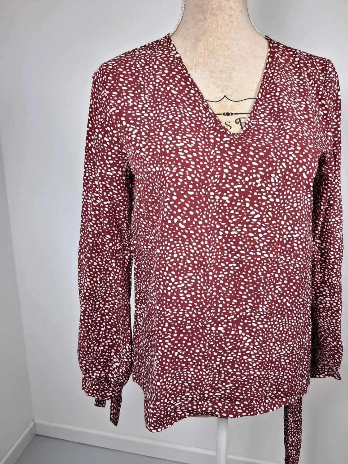Blouse bordeaux à pois Shein – Col V & Manches nouées – Taille XS (34) – Shein – taille XS / 34 / 6 2