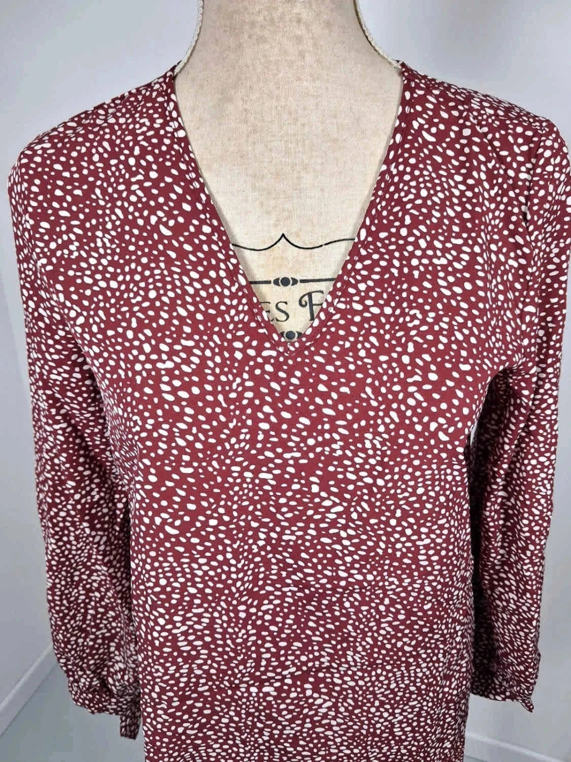 Blouse bordeaux à pois Shein – Col V & Manches nouées – Taille XS (34) – Shein – taille XS / 34 / 6 3