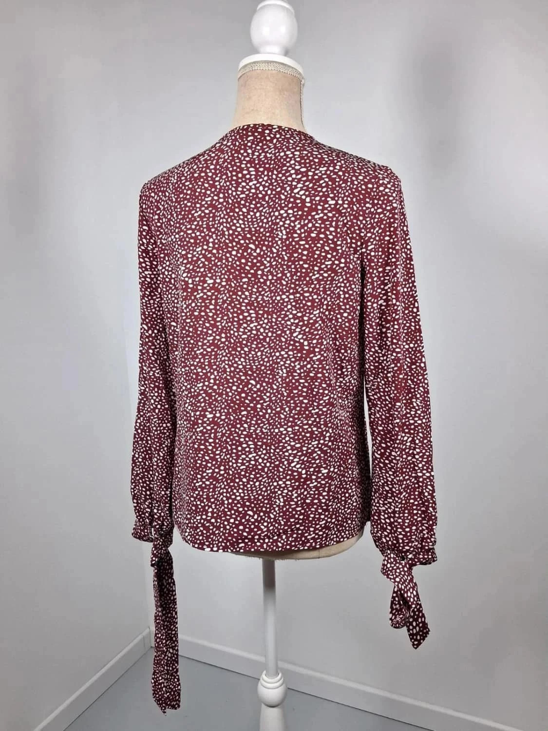 Blouse bordeaux à pois Shein – Col V & Manches nouées – Taille XS (34) – Shein – taille XS / 34 / 6 5