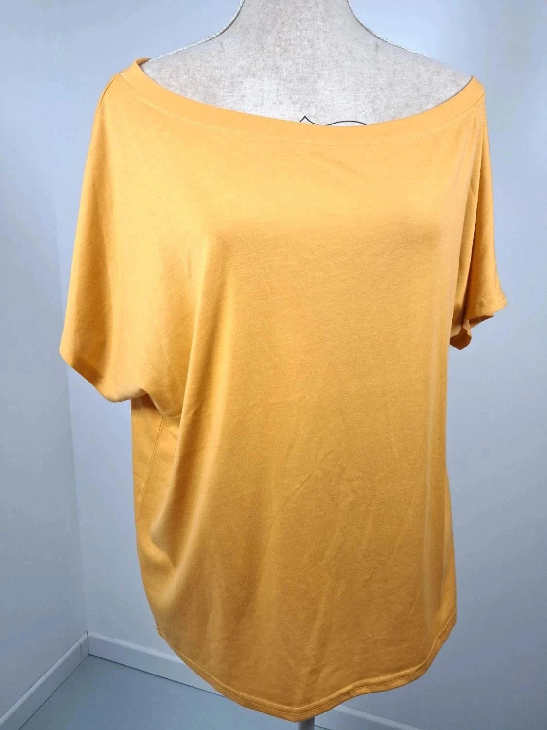 T-shirt Fluide Jaune Moutarde SHEIN – Col Bateau / Épaules Dénudées – Taille L (40/42) – Shein – taille L / 40 / 12 2