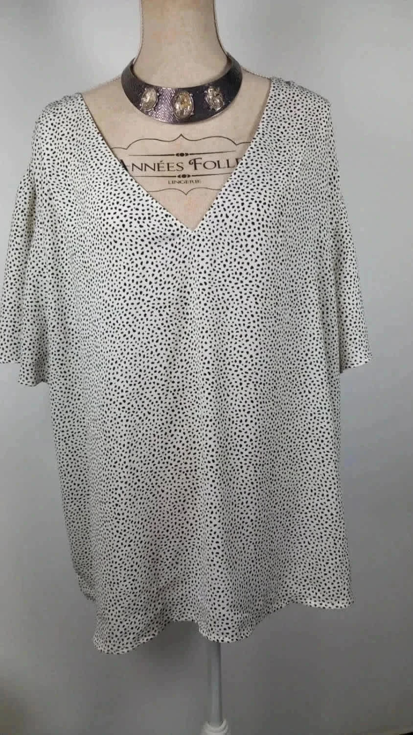 Belle blouse mouchete noire et blanche marque Kiabi taille XXL 50/52 voir plus – Kiabi – taille 6XL / 52 / 24