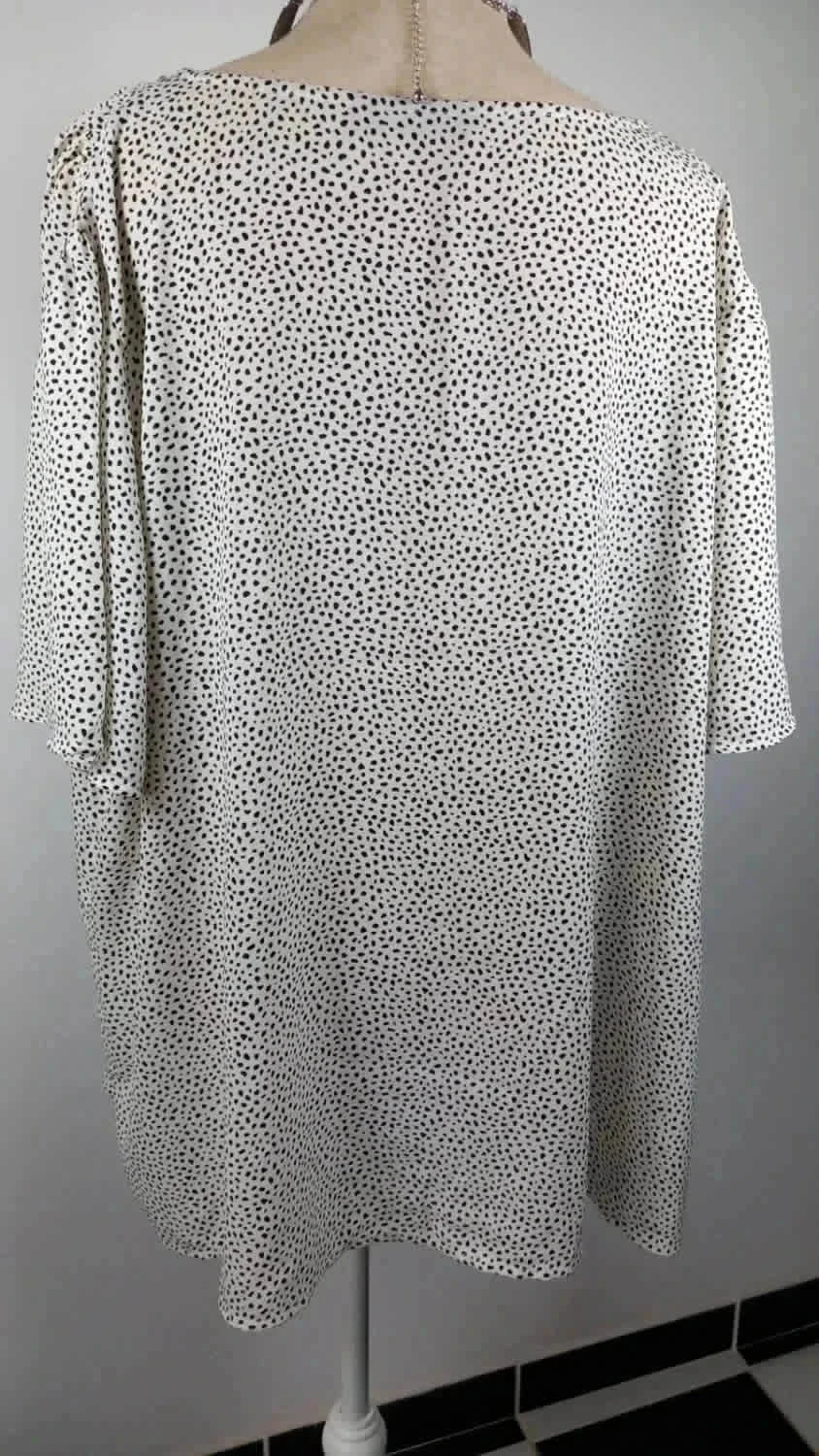 Belle blouse mouchete noire et blanche marque Kiabi taille XXL 50/52 voir plus – Kiabi – taille 6XL / 52 / 24 5