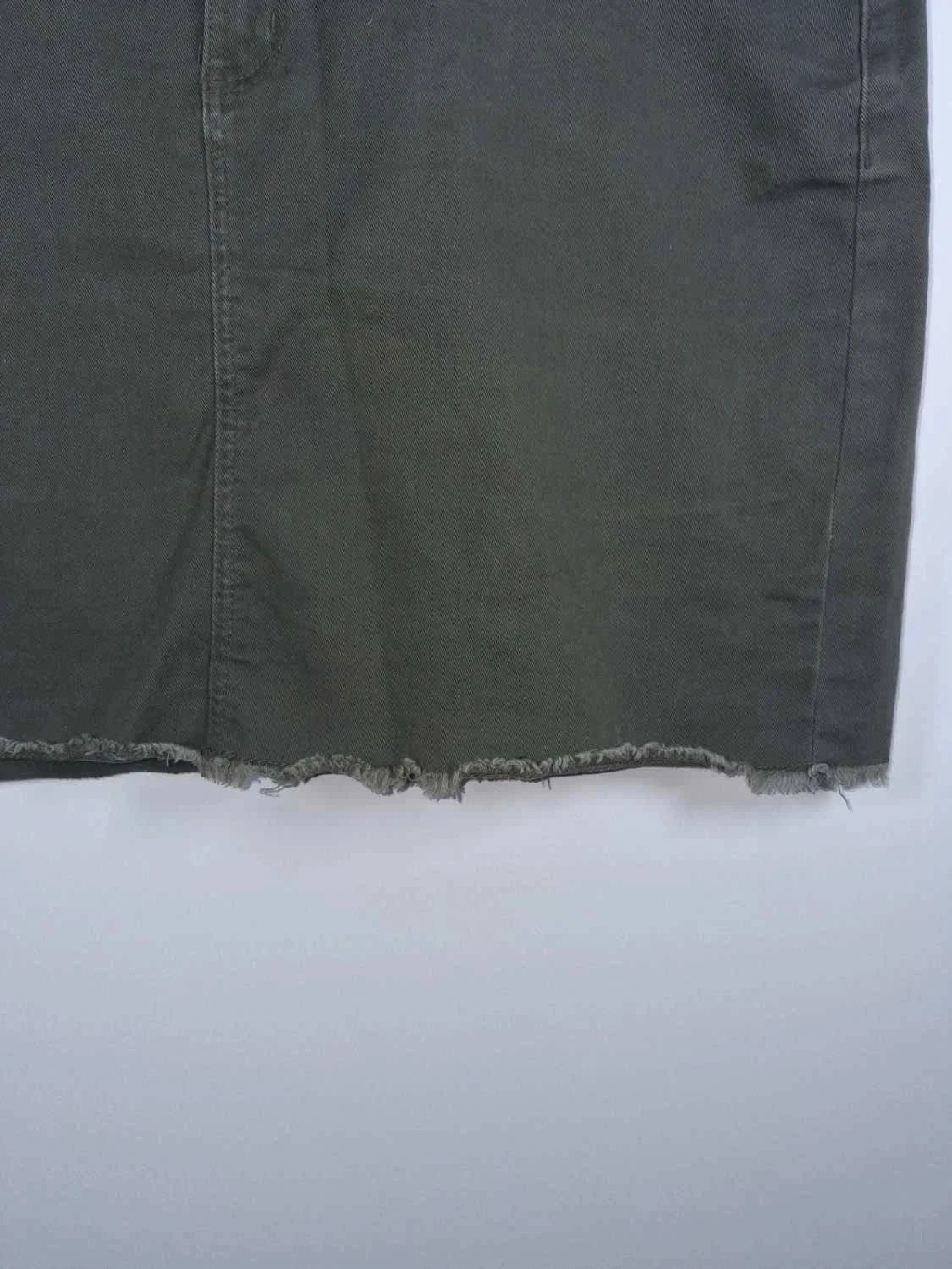 Jupe en jean kaki Kiabi – Taille 44 – Effet frangé – Kiabi – taille XXL / 44 / 16 4