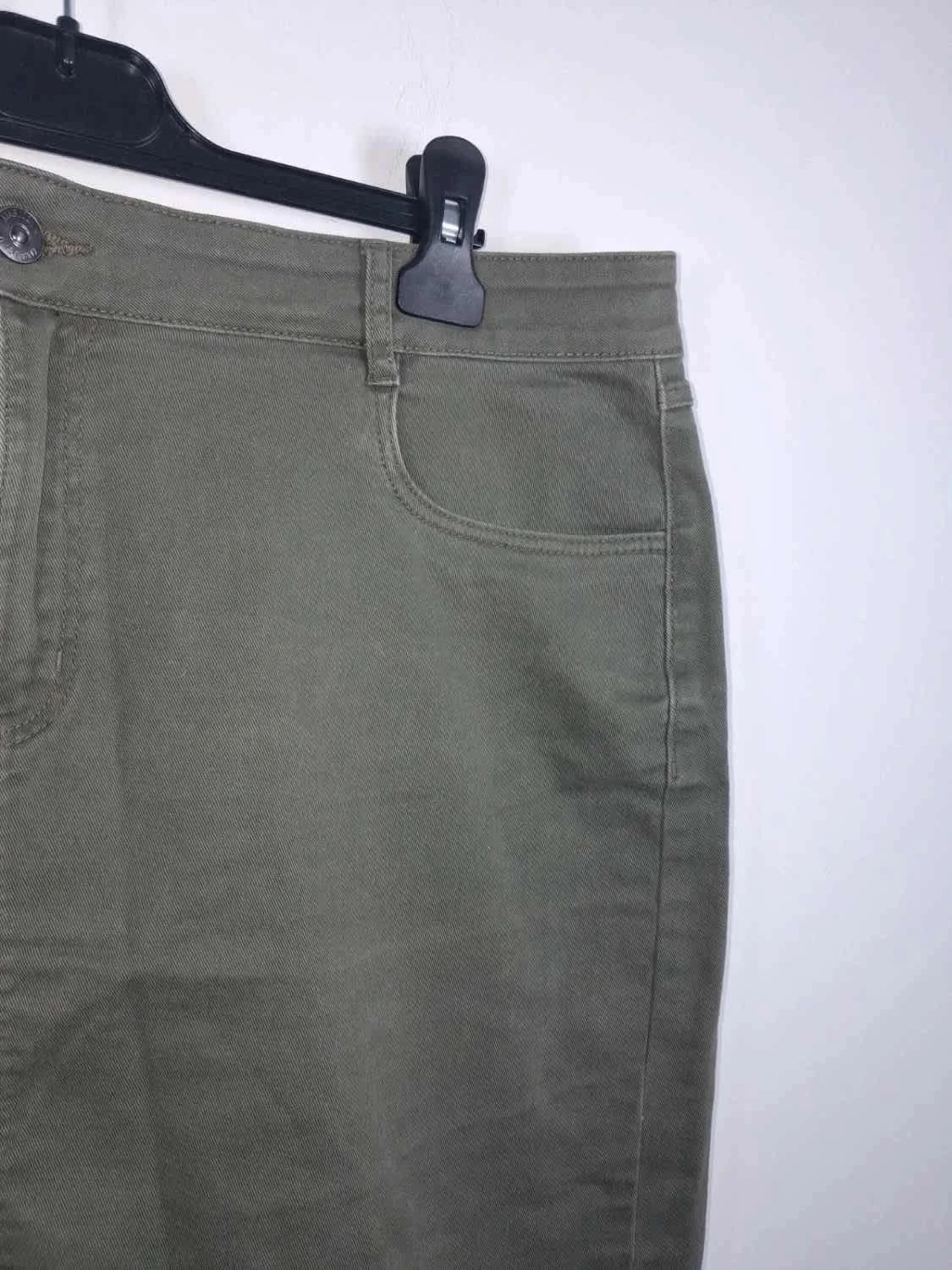 Jupe en jean kaki Kiabi – Taille 44 – Effet frangé – Kiabi – taille XXL / 44 / 16 5