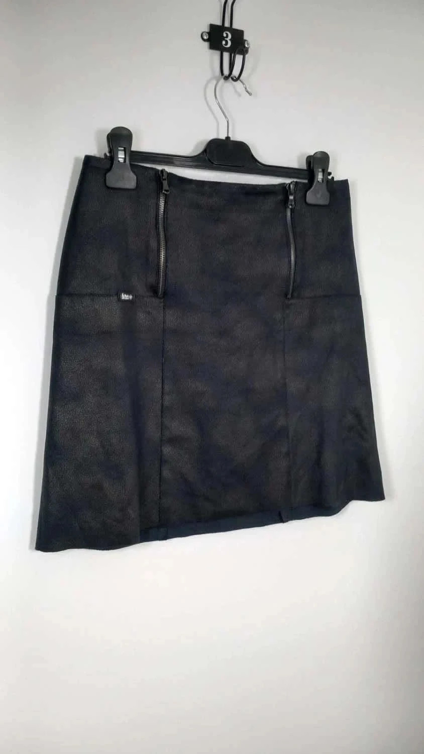 Jupe Courte "La Mode est à Vous" - Taille 36 - Neuve - Noire Aspect Vieilli/Enduit Rock Chic – La Mode Est À Vous – taille S / 36 / 8 2