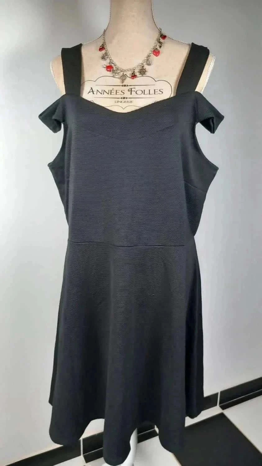 Chic & Sexy – Robe Noire Pink Clove Taille 22 UK – Neuve