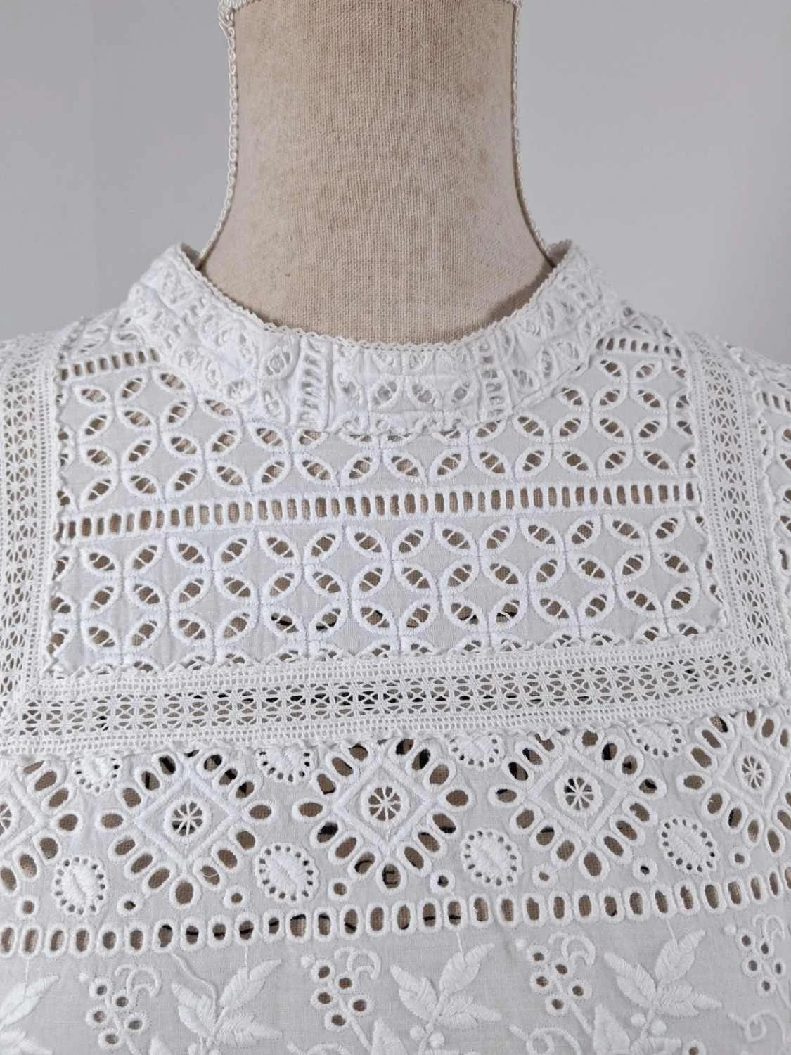 Blouse Cyrillus en Broderie Anglaise Blanche avec bordures beige- Taille 40 – Cyrillus – taille L / 40 / 12 3